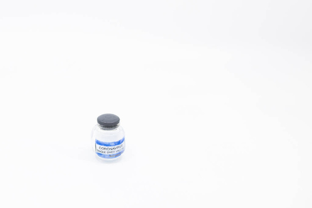 Langsam schmelzender Eiswürfel mit im Inneren eingefrorenem COVID-Impfstoff Konzept sehr niedriger Lagertemperaturen für Coronavirus-Impfstoff Glasflasche mit Impfstoff gegen Coronavirus. Weißer Hintergrund, Kopierraum - Foto, Bild