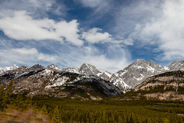 Vista sulle montagne lungo la strada. Peter Lougheed Provincial Park, Alberta, Canada - Foto, immagini