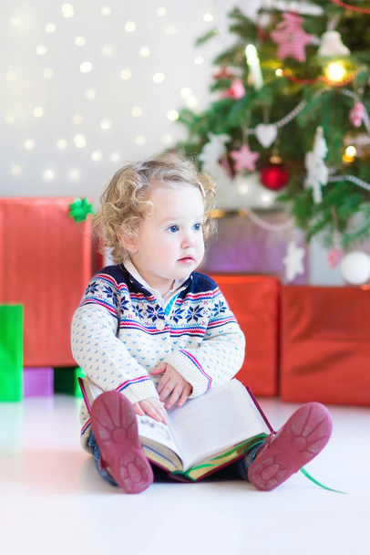 Engraçado pequena menina abrindo seu presente de Natal
 - Foto, Imagem