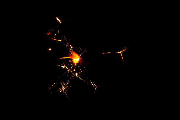 Eine brennende Wunderkerze zeigt helle Funken - Foto, Bild