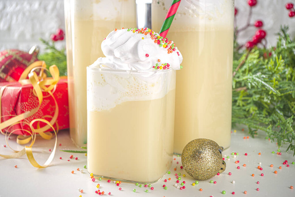 Kerst Suiker Koekje Wit Russische Cocktail.Xmas Wit Russisch recept, met zweep droom, Suiker Koekje Vanille milkshake met krokante koekjes en suiker decor - Foto, afbeelding