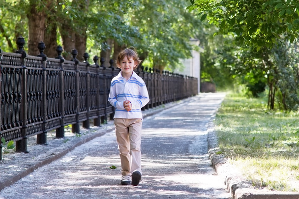 Хлопчик гуляє на сонячній вулиці
 - Фото, зображення