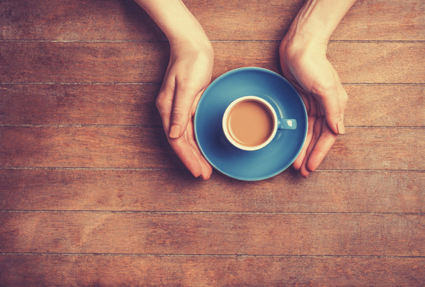 kobiece ręce trzymające filiżankę kawy. - Zdjęcie, obraz