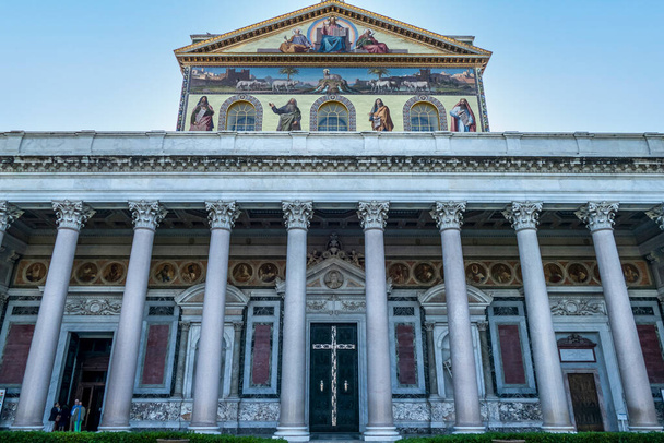 La façade de la basilique papale de Saint-Paul-hors-les-Murs à Rome - Photo, image