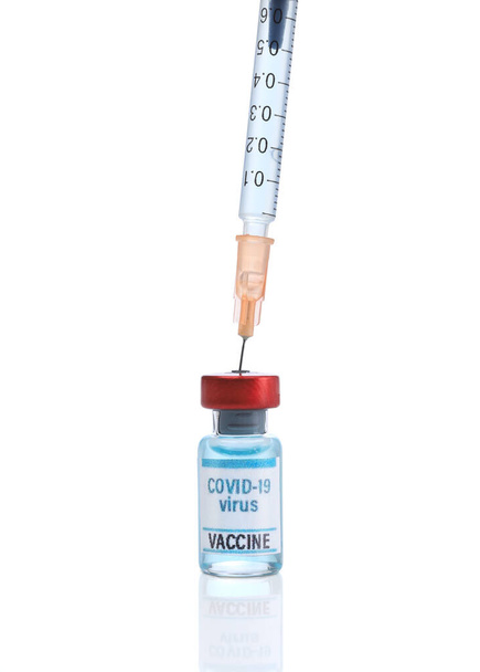 Covid 19 aşısı. Tıbbi ampuller ve şırınga beyaz arka planda izole edildi - Fotoğraf, Görsel
