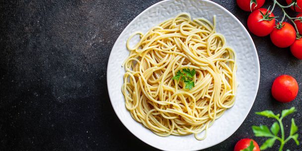 スパゲティパスタ2番目のコースグルテンフリーテーブルの上で食べる準備ができて食事スナック成分トップ表示テキストのコピースペースフードの背景素朴な - 写真・画像