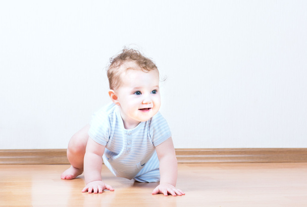 Crawling baby - Foto, Bild