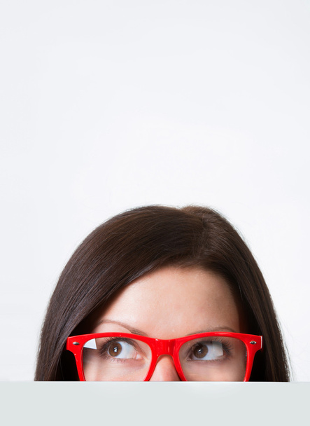kobieta w czerwonej ramce okularach patrząc od - Zdjęcie, obraz