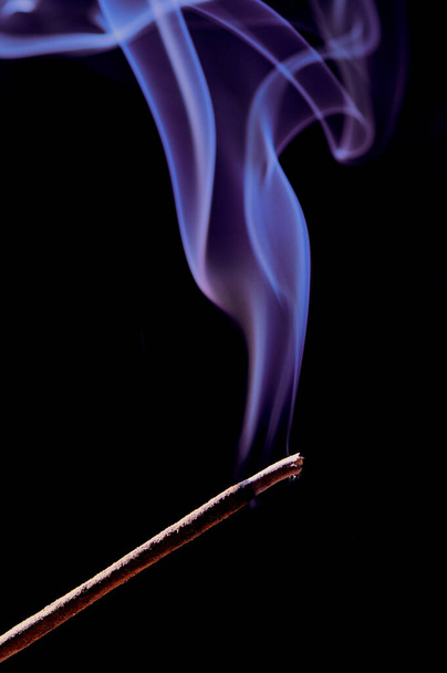 λιβάνι stick κάπνισμα, κάθετη έγχρωμη φωτογραφία - Φωτογραφία, εικόνα