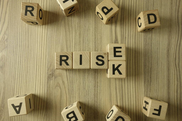 Рост или риск от деревянных блоков, бизнес-стратегия и концепция оценки - Фото, изображение