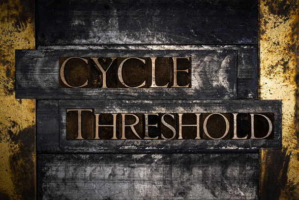 Cyklus Práh Text tvořený skutečnými autentickými písmeny písem na vinobraní texturované grunge bronzové pozadí - Fotografie, Obrázek