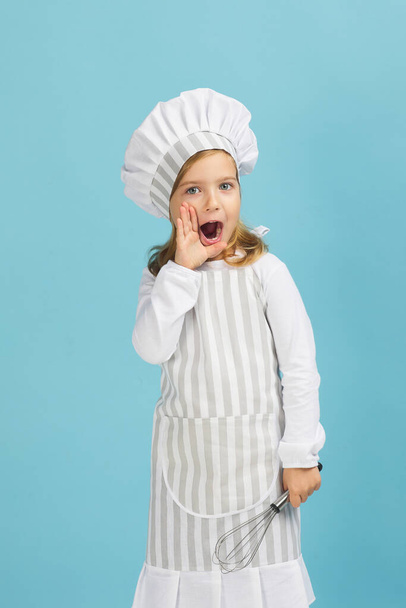 cute little girl chef preparing healthy meal. - Foto, imagen