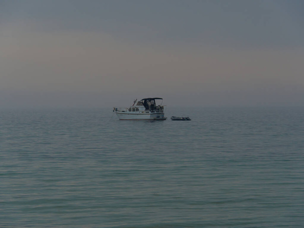Denizde yalnız bir tekne. Baltık Denizi Svetlogorsk Kaliningrad oblast, Rusya - Fotoğraf, Görsel