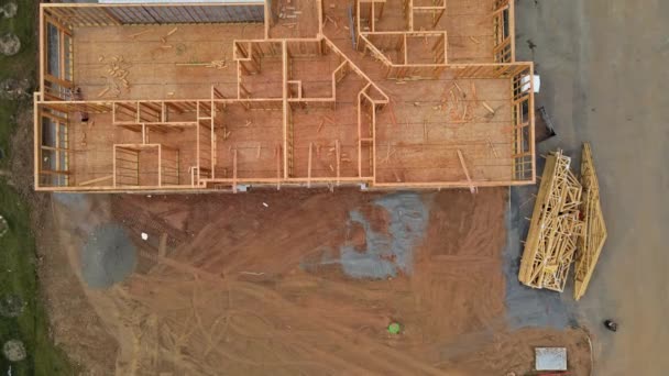 Új lakóépület pálca épített építési keret fa ragasztó oszlop és gerenda - Felvétel, videó
