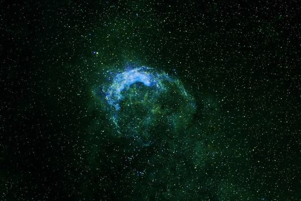 Zielona galaktyka w kosmosie. Elementy tego obrazu zostały dostarczone przez NASA.. - Zdjęcie, obraz