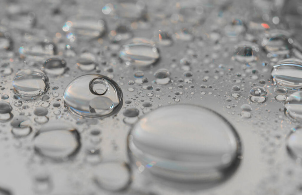 Fotografia macro de gotas de água em uma superfície reflexiva de espelho. - Foto, Imagem
