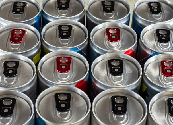 Boîtes de soda en aluminium argenté brillant dans un groupe - rouge et bleu - Boîtes fermées fermer - Beaucoup d'étain de boisson peut boire de l'énergie - Photo, image