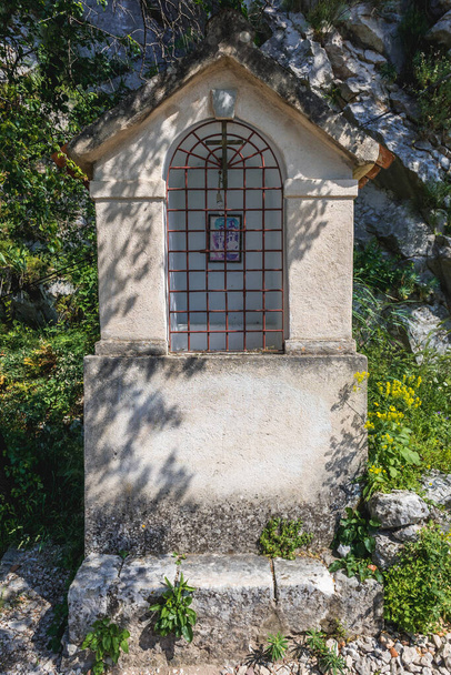 Cappella sulla strada per la fortezza di San Giovanni nella città di Kotor, Montenegro - Foto, immagini