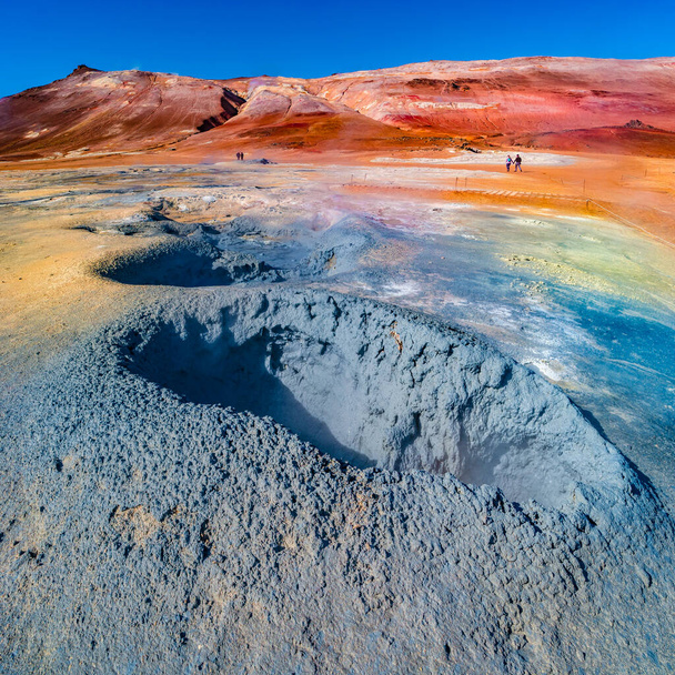アイスランドのミヴァトン湖の近くのカラフルな地熱活動地帯夏と青い空の火星の赤い惑星の風景に似ています - 写真・画像