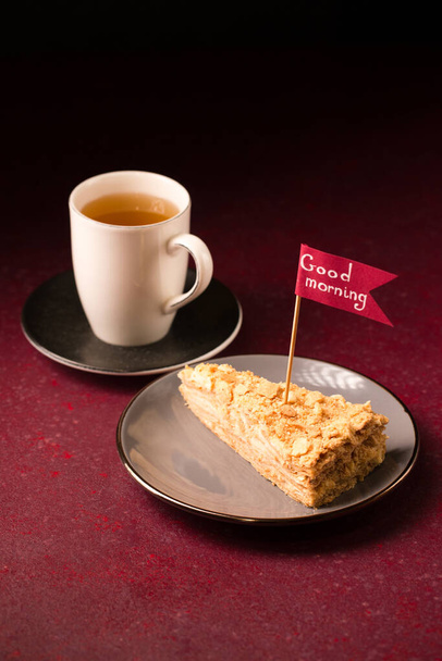 Ранковий трав'яний чай зі скибочкою смачного торта наполеона
 - Фото, зображення