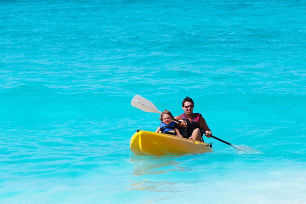 Padre e hijo en un paseo en kayak
 - Foto, Imagen