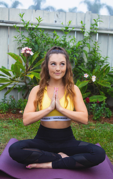 yoga jeune femme dans le jardin - Photo, image