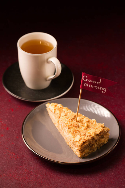 Утренний травяной чай с кусочком вкусного торта Наполеона - Фото, изображение