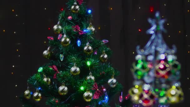 Videokaart met een groene kerstboom en een half wazig glas - Video