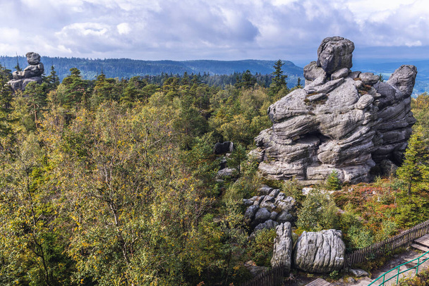 Formação rochosa em Szczeliniec Wielki no Parque Nacional das Montanhas da Mesa, uma das maiores atrações turísticas dos Sudetes Polacos - Foto, Imagem