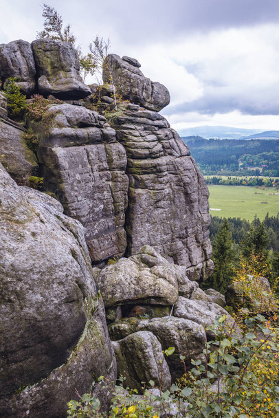 Vista desde una de las terrazas de roca del macizo de Szczeliniec Wielki en el Parque Nacional de las Montañas de la Mesa, Sudetes en Polonia - Foto, Imagen