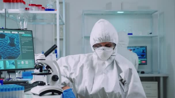 Портрет перевантаженого біолога, який дивиться на камеру
 - Кадри, відео
