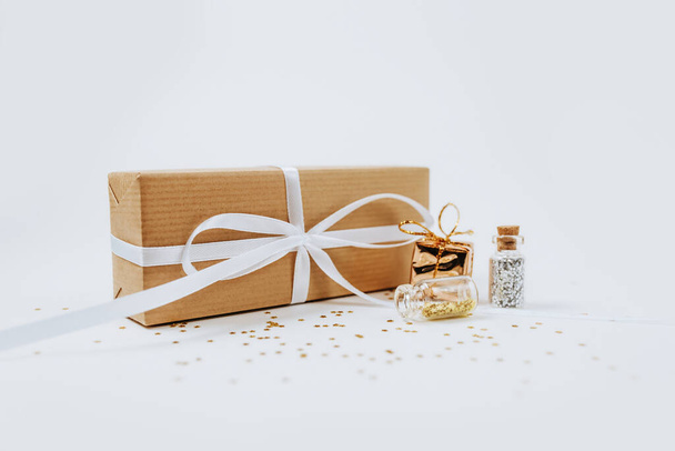 Πρωτοχρονιάτικα χρυσά δώρα για χαρούμενα Χριστούγεννα απομονωμένα σε λευκό φόντο - Φωτογραφία, εικόνα