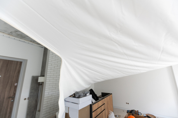 Processo di installazione soffitto teso nella sala. - Foto, immagini