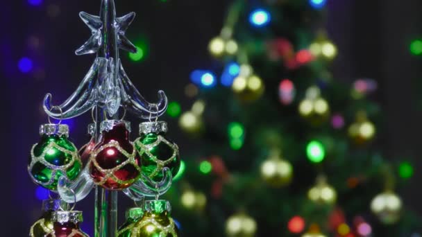 Nieuwjaarskaart met twee kerstbomen op de voorgrond en achtergrond - Video