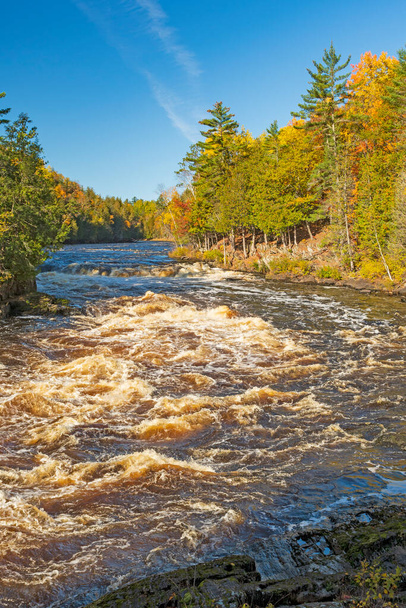 The Menominee River Running Through Piers Gorge in the Fall Forest of Northern Michigan - Foto, imagen
