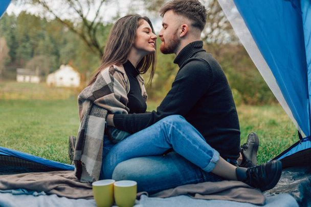 Happy couple in a tent alone - Valokuva, kuva