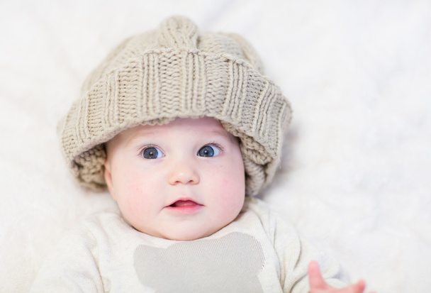Petit bébé dans un énorme chapeau tricoté
 - Photo, image