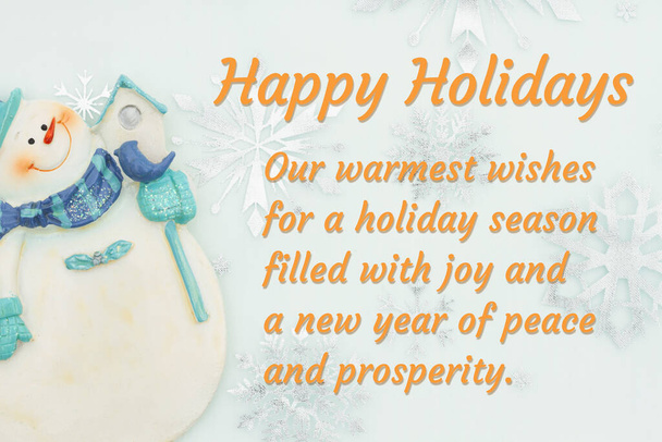 Wesołych Świąt powitanie dla klientów z przyjaznym bałwanem z niebieskim płatkiem śniegu - Zdjęcie, obraz