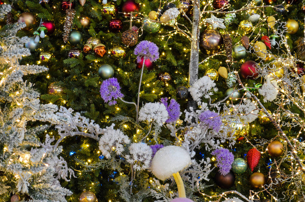 Weihnachtsbaum mit Kugeln und Lichtern geschmückt. Konzept für Neujahrsfeier. - Foto, Bild