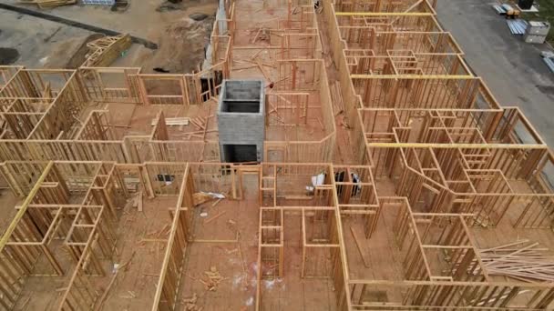 Nouvelle construction bâtiment à ossature de maison en construction sur bâton construit poutre - Séquence, vidéo