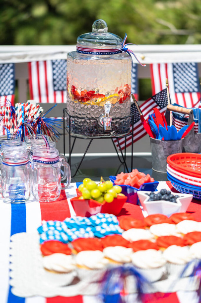 Amerikan bayrağı şeklinde kırmızı, mavi ve beyaz kremalı vanilyalı kekler.. - Fotoğraf, Görsel