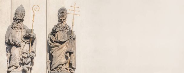 Zászlós ősi dekoratív homlokzati szobrok papok, püspökök a Szent Salvator templomban közel Károly híd Prágában, Cseh Köztársaság, másolás helyet a szöveg, részletek - Fotó, kép
