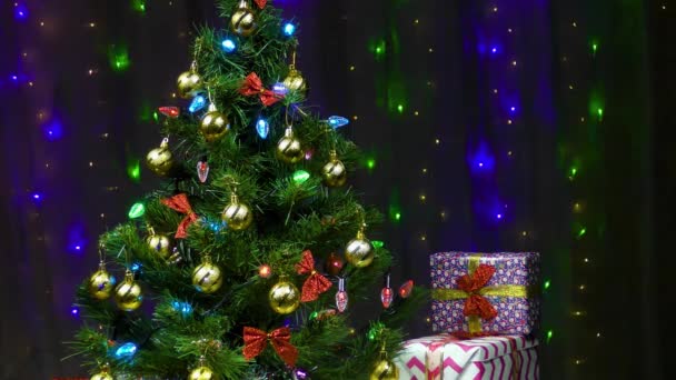 Kerst videokaart met een prachtige kerstboom versierd met speelgoed en geschenken - Video