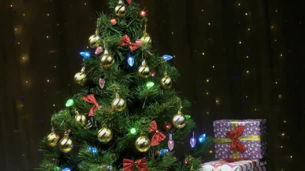 Χριστουγεννιάτικη κάρτα βίντεο με ένα όμορφο χριστουγεννιάτικο δέντρο διακοσμημένο με παιχνίδια και γιρλάντες - Πλάνα, βίντεο