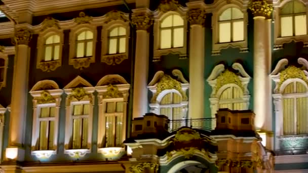 Geceleri Hermitage 'ın aydınlık dış binası. Rusya - St. Petersburg, Kış Sarayı - Video, Çekim