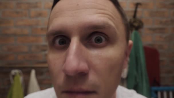 Πορτραίτο ενός άνδρα που κοιτάζει την κάμερα από κοντά - Πλάνα, βίντεο