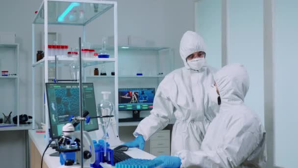 パイプスーツを着たバイオテクノロジー科学者が - 映像、動画