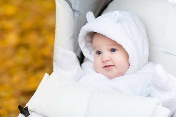 暖かい白いジャケットを着た愛らしい赤ちゃん女の子 - 写真・画像