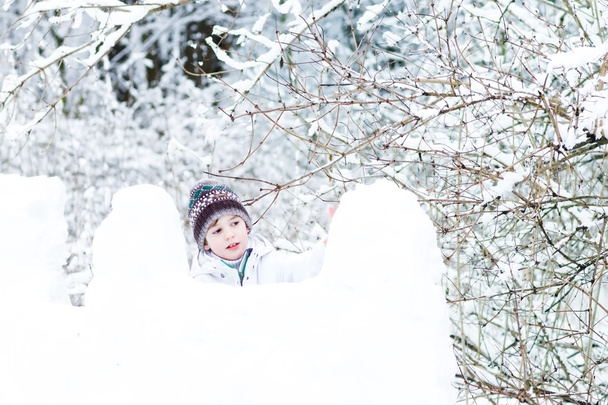 Rapaz a brincar num forte de neve
 - Foto, Imagem