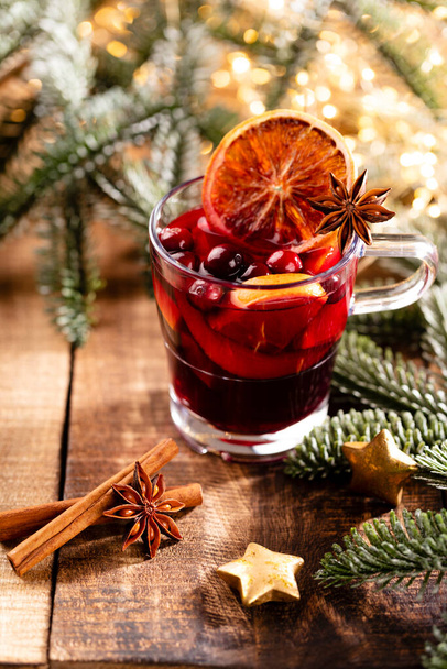 Christmas mulled wine with spices on a wooden rustic table. - Foto, imagen